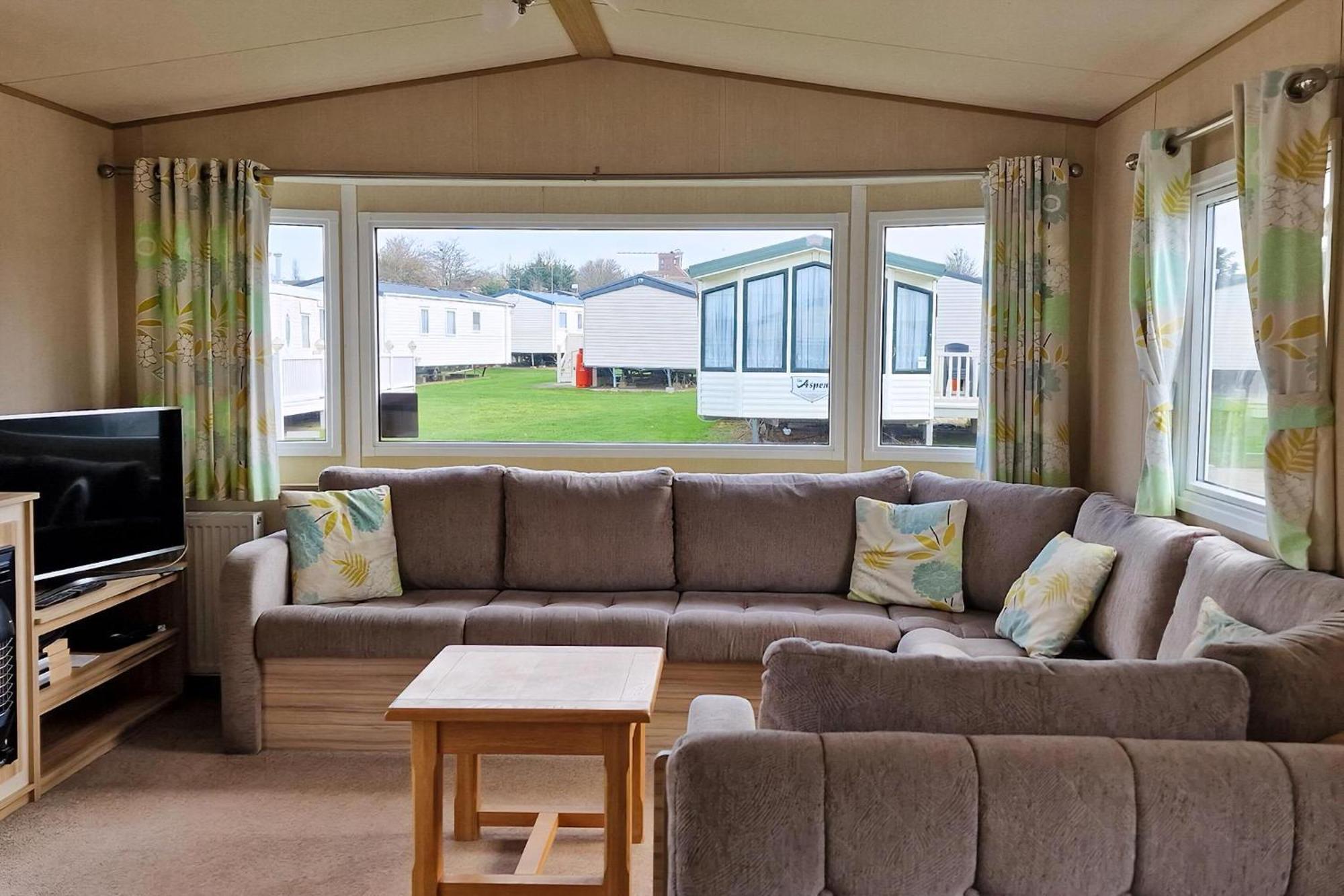 8 Berth Caravan For Hire At Manor Park Near To A Great Beach Ref 23041C Ханстантон Экстерьер фото