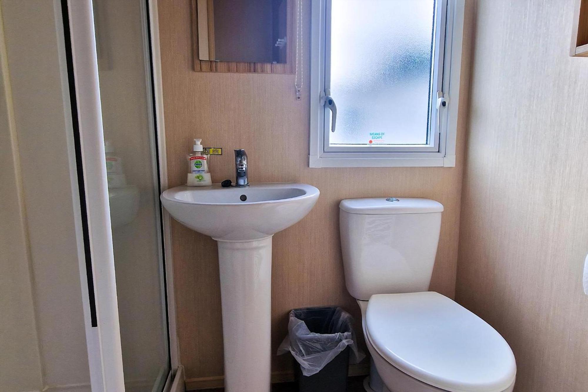 8 Berth Caravan For Hire At Manor Park Near To A Great Beach Ref 23041C Ханстантон Экстерьер фото